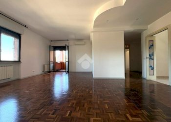 Quadrilocale Via Cesare Battisti, Legnano - foto 2