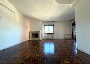 Quadrilocale Via Cesare Battisti, Legnano - foto 5