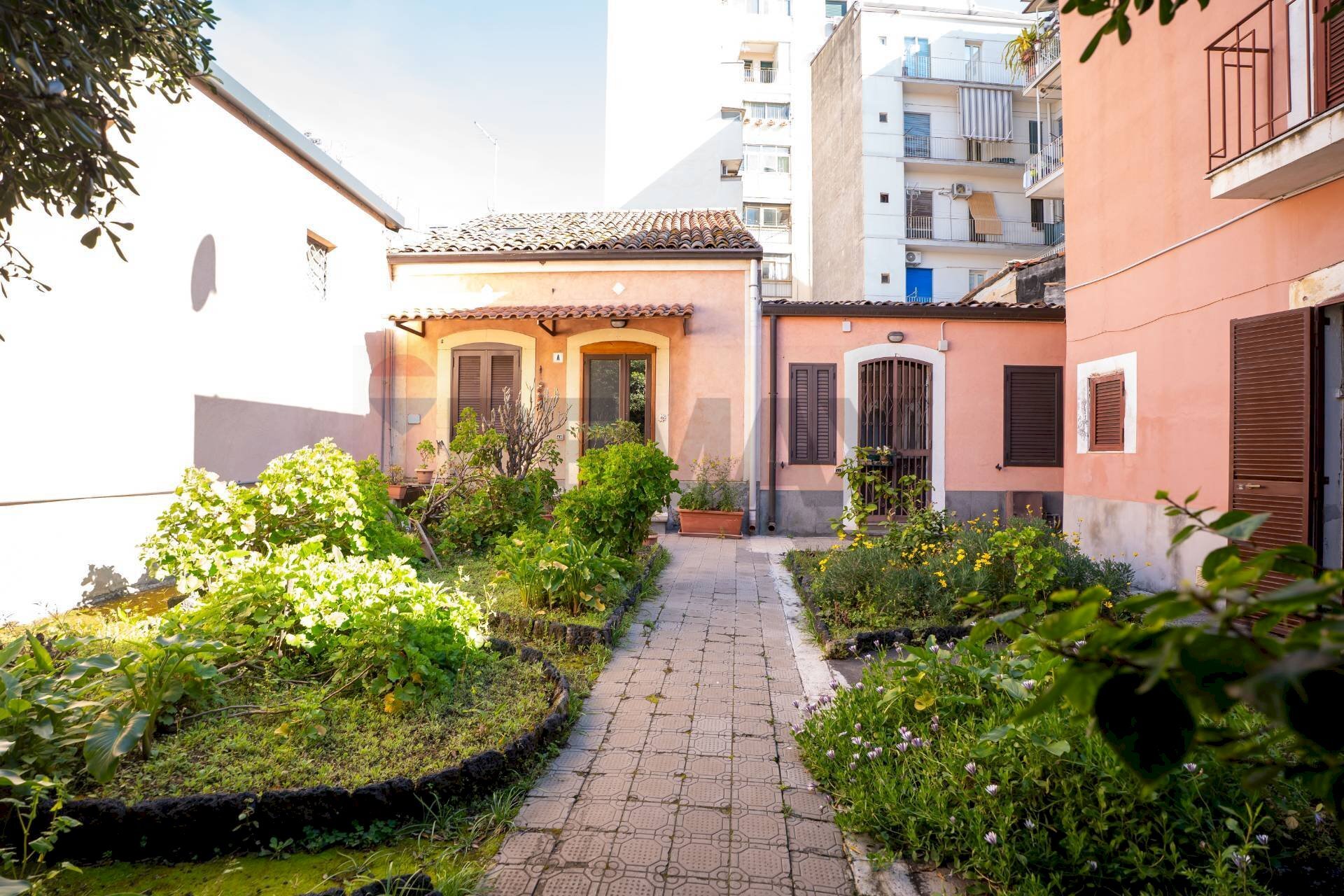 Casa all\'aperto - Casa semi indipendente via della Carvana
 
13-15, Catania - foto 1