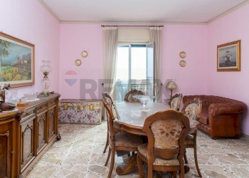 Sala da pranzo - Quadrilocale Via Santissimo Crocifisso
 
40, Acireale - foto 1