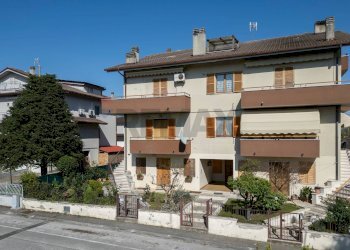 Edificio all\'aperto - Quadrilocale Via Pietro Nenni
 
13, Castelbellino - foto 32