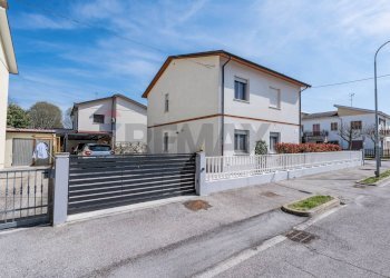 Casa all\'aperto - Casa indipendente Via Camillo Benso di Cavour
 
16, Tresignana - foto 2