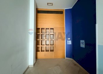 Stanza vuota - Locale Commerciale VIA SAN LAZZARO
 
11, Trieste - foto 7