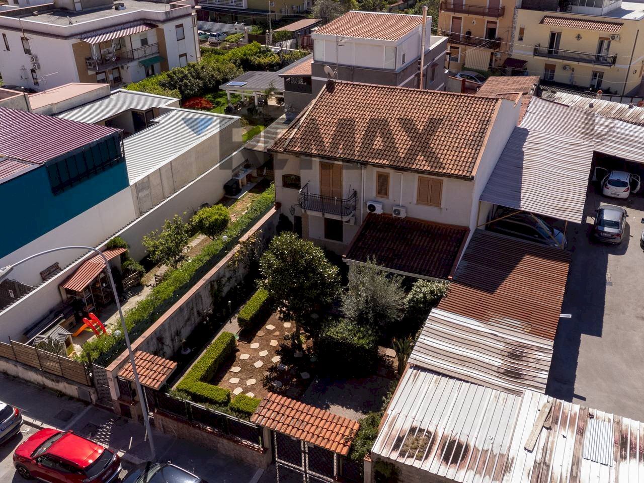 Edificio all\'aperto - Casa semi indipendente Via Cesare Terranova
 
33, Palermo - foto 2