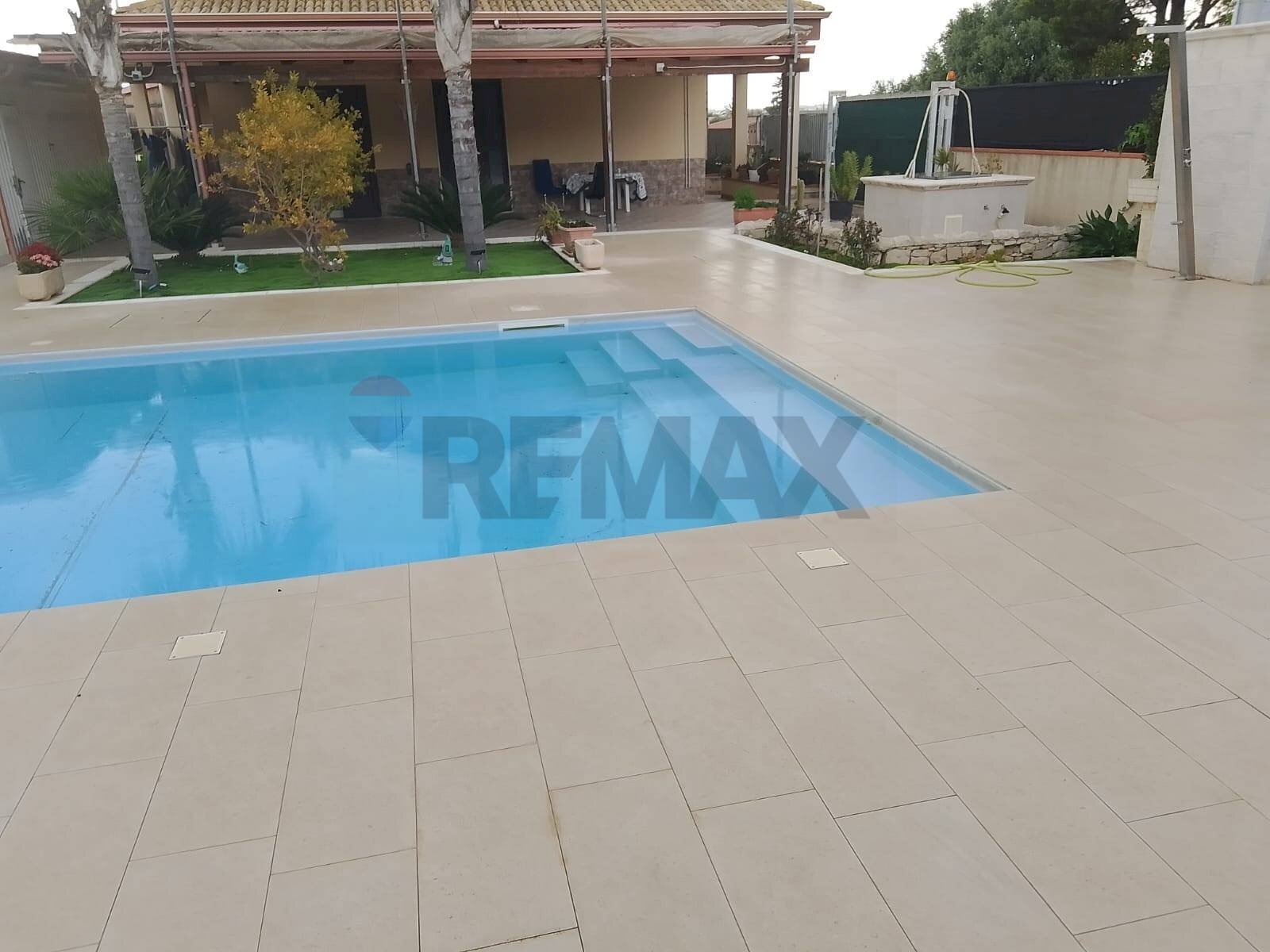 Piscina - Villa via Ecuador, Vittoria - photo 2