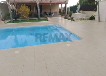 Piscina - Villa via Ecuador, Vittoria - foto 5