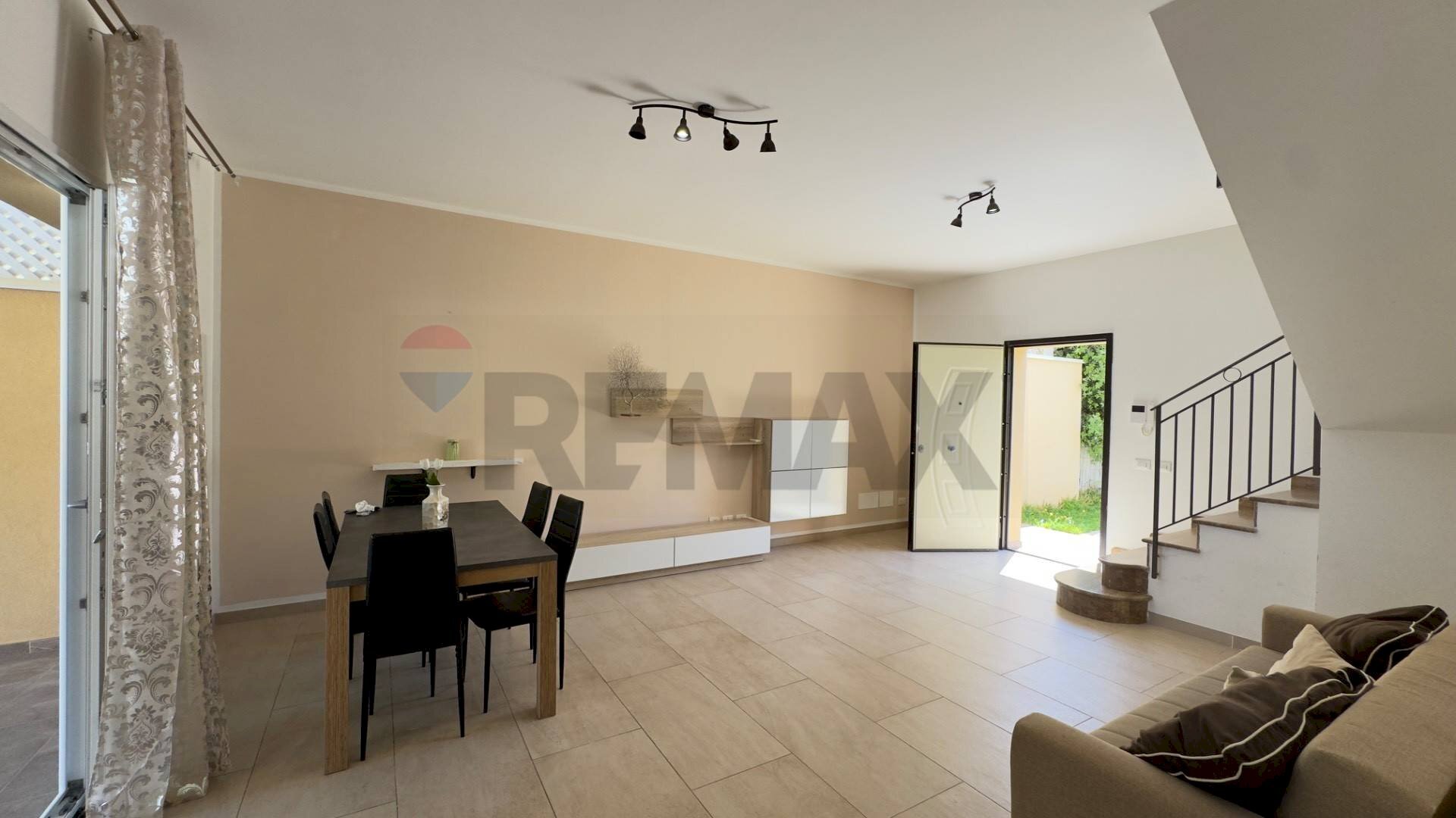 Sala da pranzo - Villa a Schiera Via Agliandroni
 
21, Terrasini - foto 3