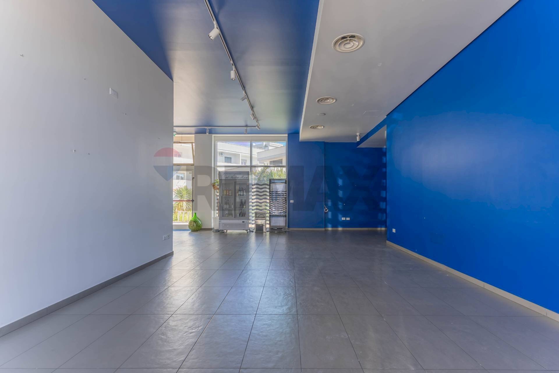 Stanza vuota - Locale Commerciale Via Gandhi
 
1, Alberobello - foto 1