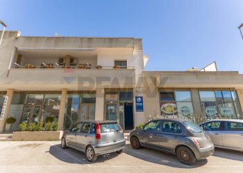 Edificio all\'aperto - Locale Commerciale Via Gandhi
 
1, Alberobello - foto 9