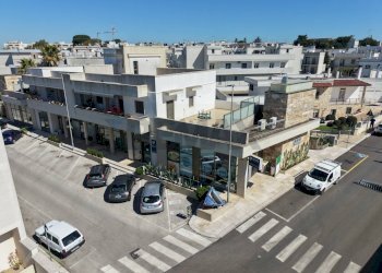 Edificio all\'aperto - Locale Commerciale Via Gandhi
 
1, Alberobello - foto 12