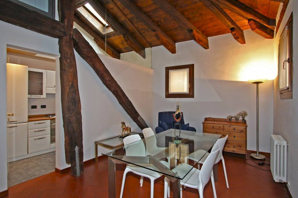 Soggiorno - Trilocale via Drapperie, Bologna (zona Centro Storico) - foto 1