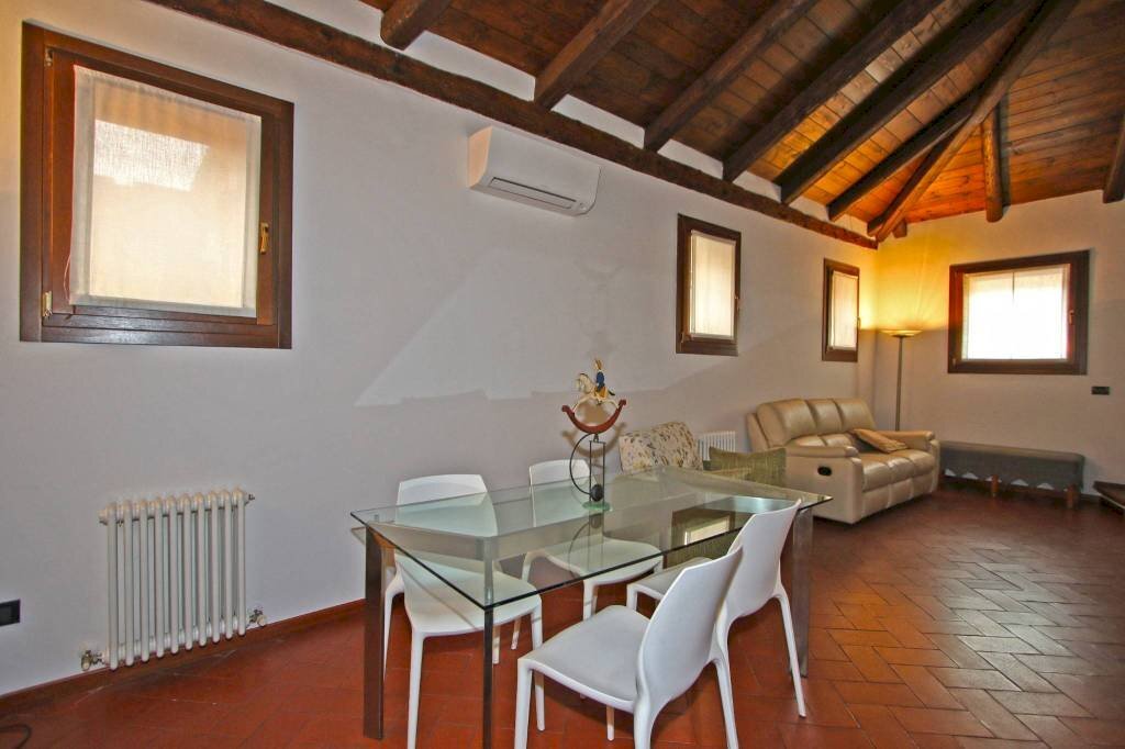 Soggiorno - Trilocale via Drapperie, Bologna (zona Centro Storico) - foto 3