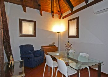 Soggiorno - Trilocale via Drapperie, Bologna (zona Centro Storico) - foto 2