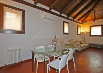 Soggiorno - Trilocale via Drapperie, Bologna (zona Centro Storico) - foto 3