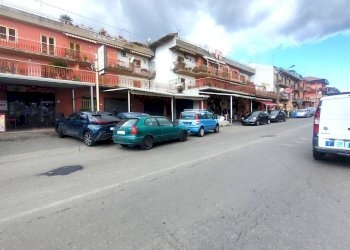 Foto 2 - Locale Commerciale via IV Novembre
 
173, Zafferana Etnea - foto 2