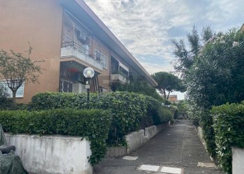 Edificio all\'aperto - Bilocale Via Tespi
232, Roma - foto 2