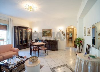 Sala da pranzo - Appartamento Via Finocchiari
 
143, Aci Catena - foto 1