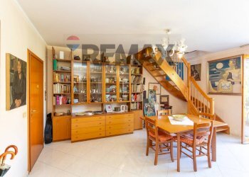 Sala da pranzo - Appartamento Via Santi Bonaccorsi
 
6, Aci Catena - foto 7