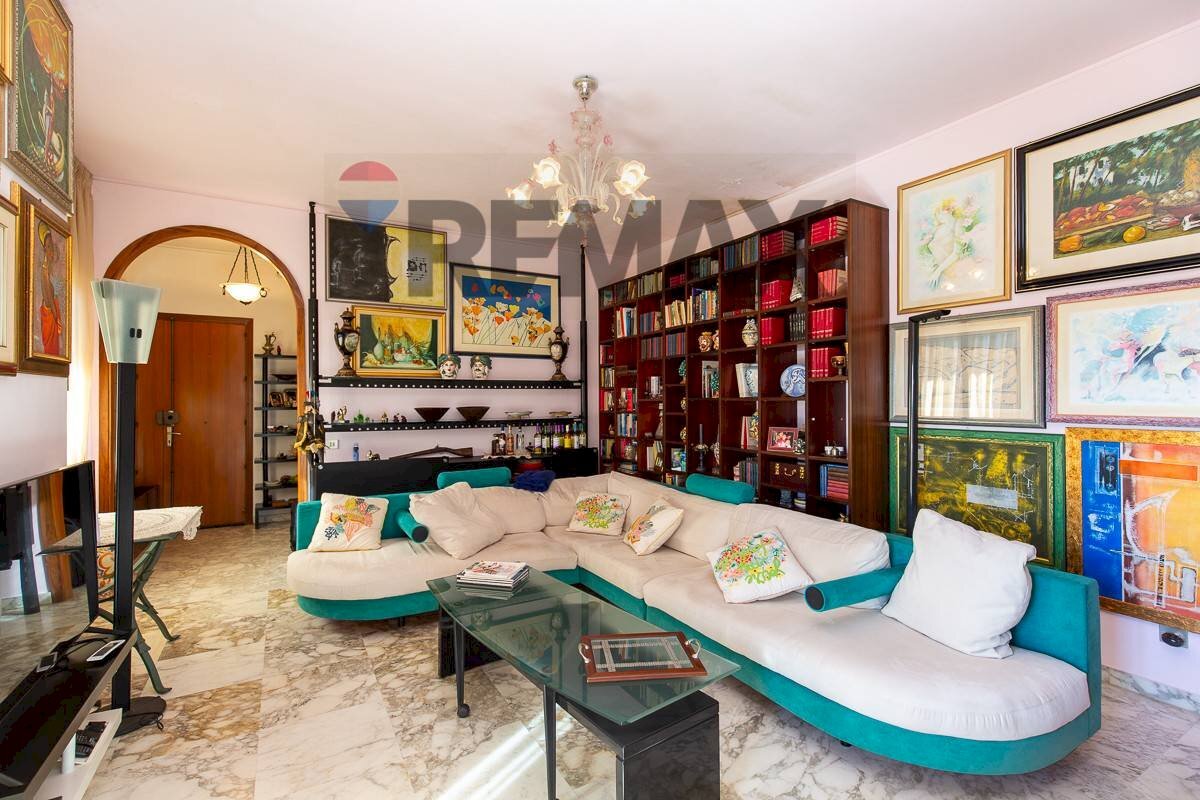 Soggiorno - Three-room apartment Via Giacinta Pezzana
 
23, Aci Castello - photo 1