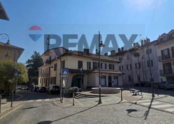 Edificio all\'aperto - Attività Commerciale Piazza Italia
 
1, Veduggio con Colzano - foto 1