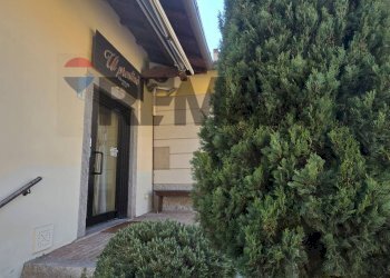Edificio all\'aperto - Attività Commerciale Piazza Italia
 
1, Veduggio con Colzano - foto 18