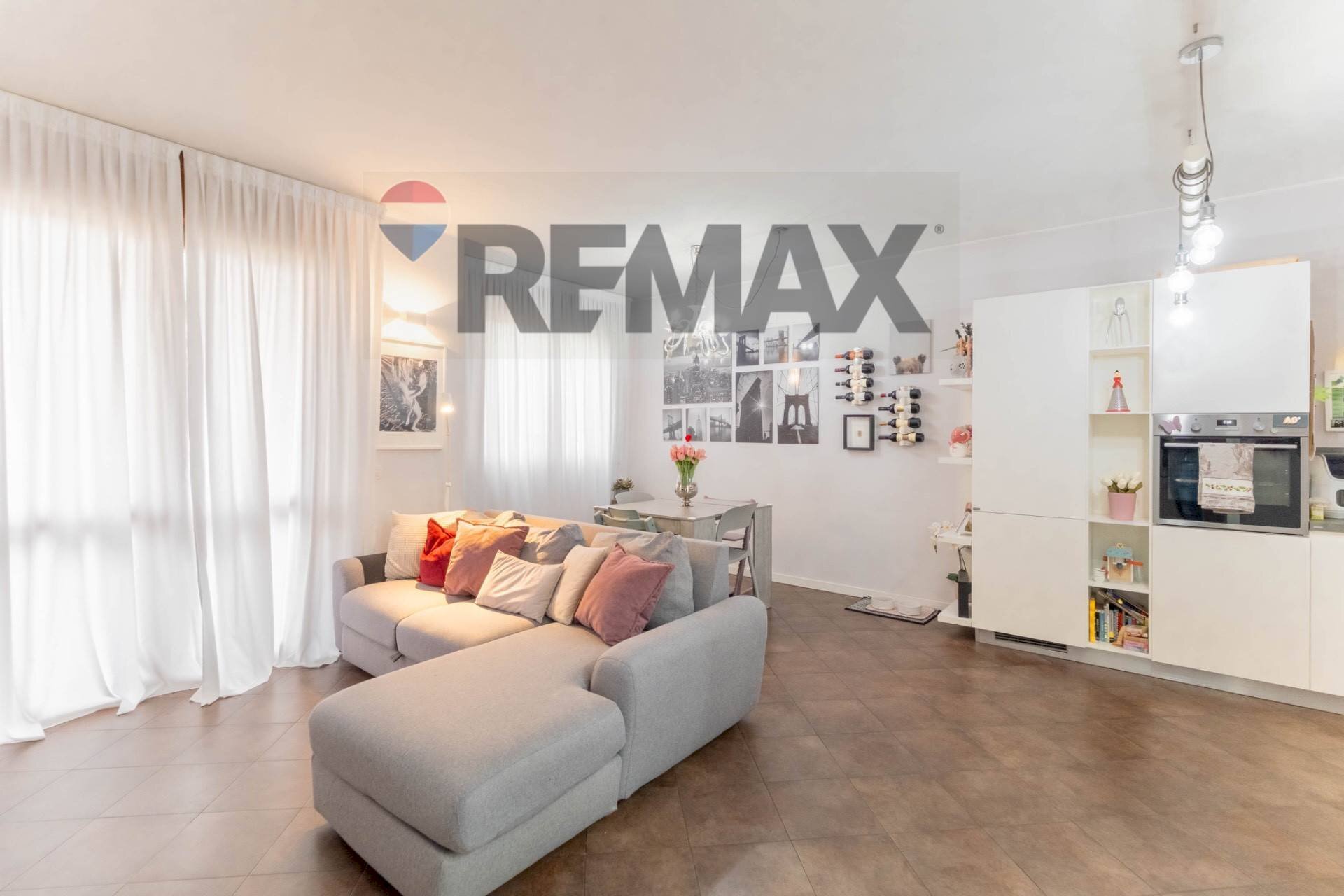 Sala da pranzo - Three-room apartment via romagna
 
43, Legnano - photo 1