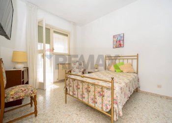 Camera matrimoniale con veranda - Four-room apartment Via Campania
 
57, Livorno - photo 6