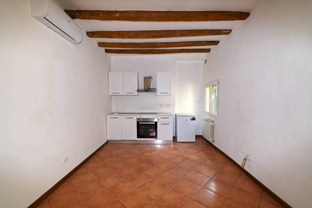 Soggiorno - Bilocale via Massimo d'Azeglio, Bologna (zona Costa Saragozza) - foto 2