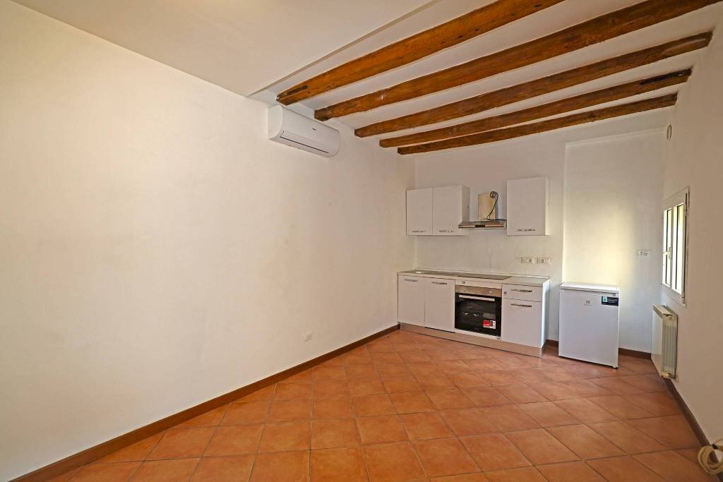 Soggiorno - Bilocale via Massimo d'Azeglio, Bologna (zona Costa Saragozza) - foto 3