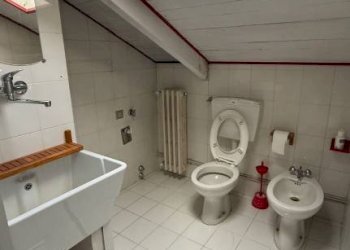 Bagno - Appartamento via Edmondo De Amicis, 11, frazione Chiavazza, Biella - foto 39