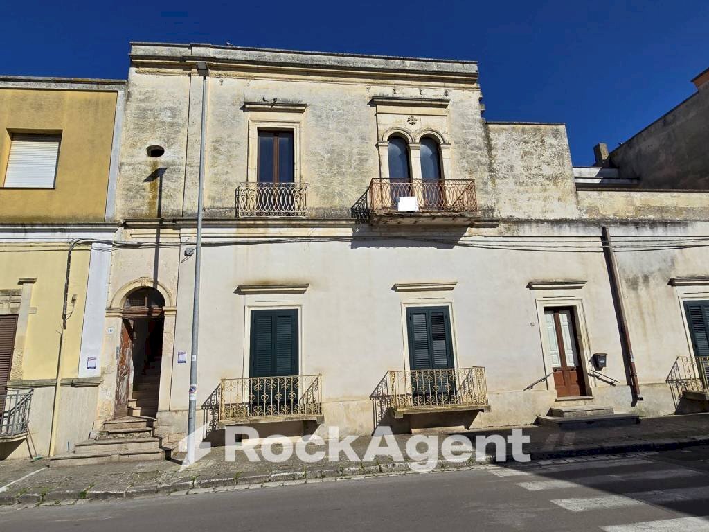 Facciata - Appartamento via Cavour, 112, Salice Salentino - foto 1