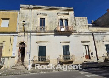 Facciata - Appartamento via Cavour, 112, Salice Salentino - foto 1