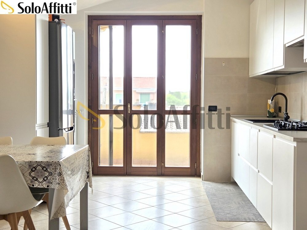 Soggiorno con cucina a vista - Trilocale Via Eugenio Montale 12, Limbiate - foto 3