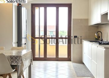 Soggiorno con cucina a vista - Trilocale Via Eugenio Montale 12, Limbiate - foto 3