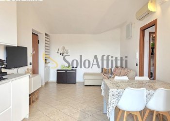 Soggiorno con cucina a vista - Trilocale Via Eugenio Montale 12, Limbiate - foto 8