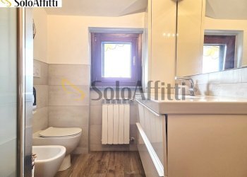 bagno con dippio box doccia - Trilocale Via Eugenio Montale 12, Limbiate - foto 17