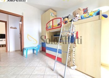 cameretta con balcone - Trilocale Via Eugenio Montale 12, Limbiate - foto 19