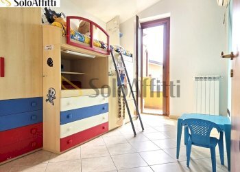 cameretta con balcone - Trilocale Via Eugenio Montale 12, Limbiate - foto 20