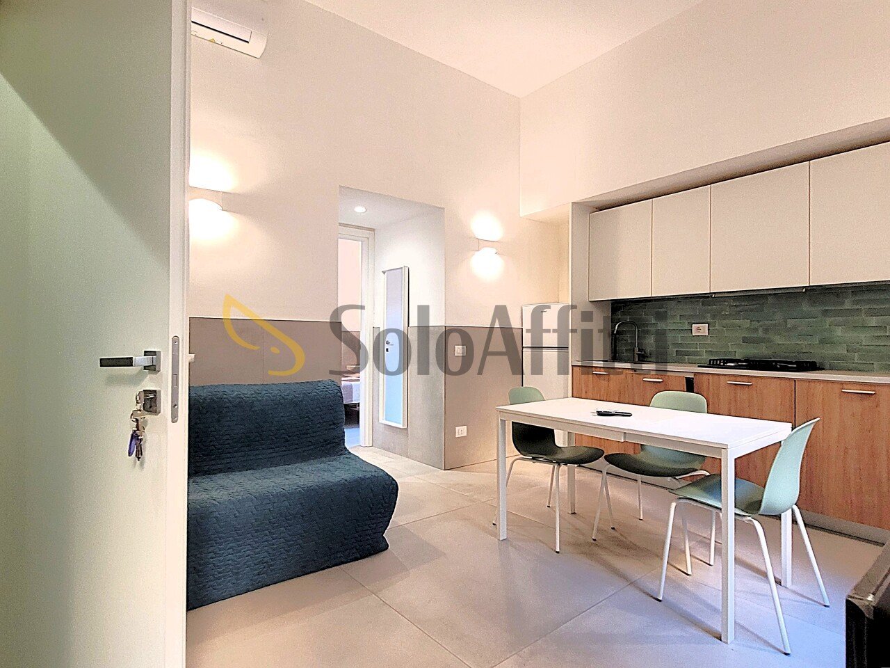 LIVING CON CUCINA A VISTA - Appartamento Via San Biagio Ai Taffettanari, Napoli - foto 3