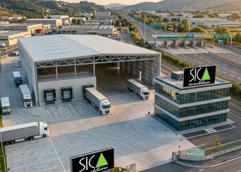 Nano Banana 2 - Ultra realistic cinematic shot of - Capannone La Spezia - foto 3