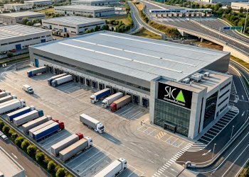 Nano Banana 2 - Ultra realistic cinematic shot of - Capannone La Spezia - foto 4