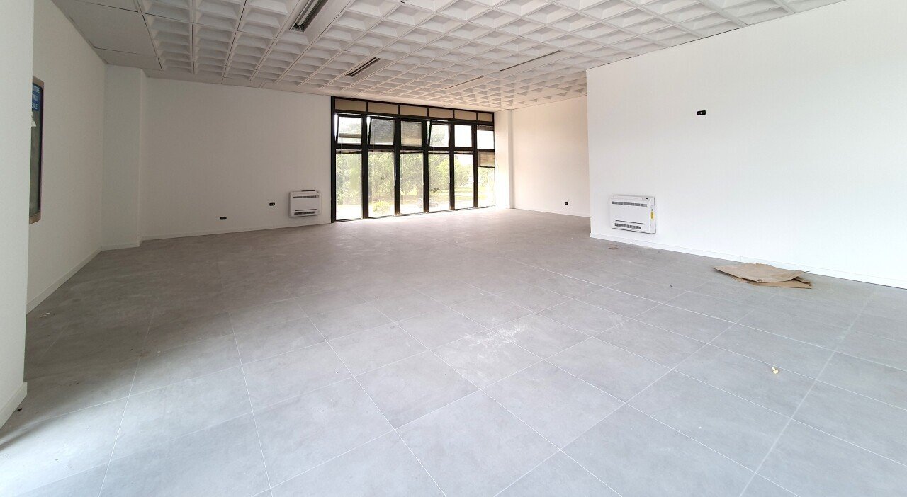 20250507_114535.jpg - Commercial Premises Via Orzinuovi, Brescia (neighborhood Chiesanuova) - photo 1