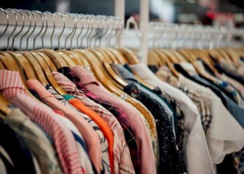 shop-for-clothing-clothes-shop-on-hanger-at-the-mo - Locale Commerciale Peschiera Borromeo - foto 12