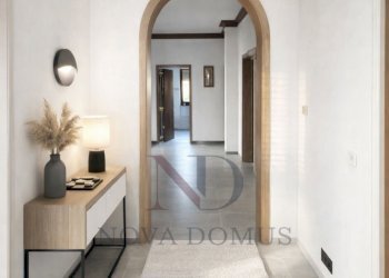 Corridoio moderno con luce naturale_wm (Grande).pn - Villa Via dei Laghi 10, Castelnuovo Magra - foto 4