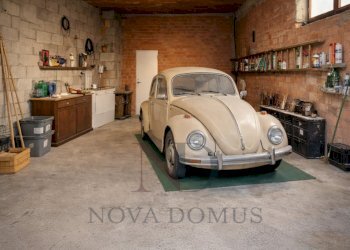 Garage con Volkswagen Beetle classica (Grande)_wm - Villa Via dei Laghi 10, Castelnuovo Magra - foto 20