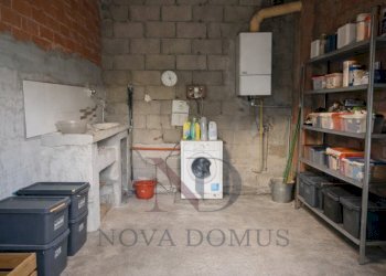 Stanza lavanderia funzionale e ordinata (Grande)_w - Villa Via dei Laghi 10, Castelnuovo Magra - foto 21