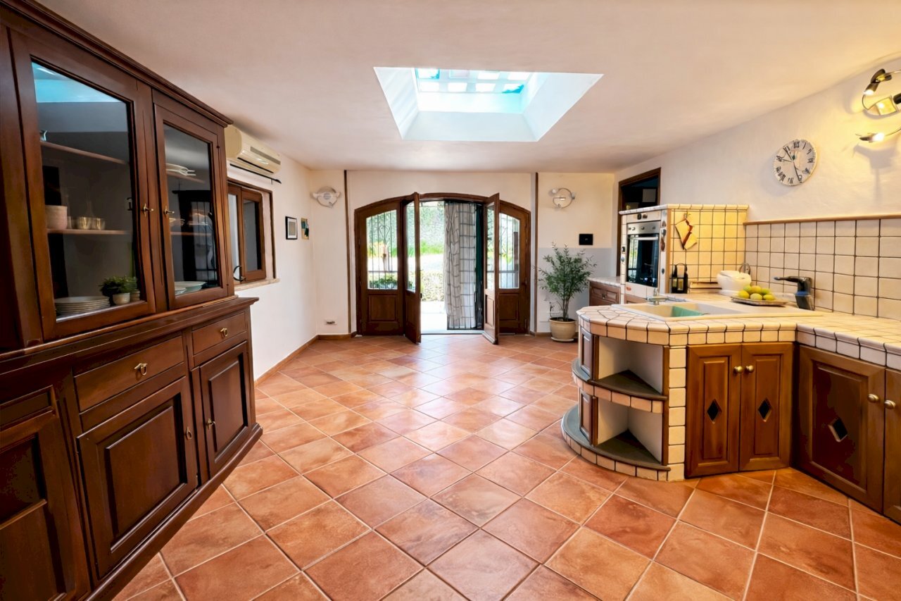 Cucina mediterranea luminosa e accogliente.png - Porzione di casa Via Sarzanello 170, Sarzana - foto 2