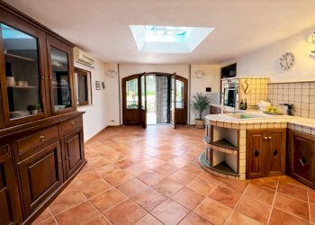 Cucina mediterranea luminosa e accogliente.png - Porzione di casa Via Sarzanello 170, Sarzana - foto 2