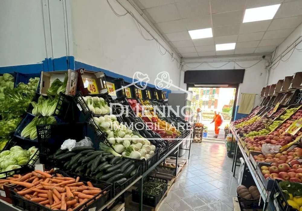 Negozio Via del Casale di San Basilio, Roma (zona San Basilio) - foto 1