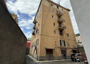 Magazzino via toti, Genova (zona Staglieno) - foto 1